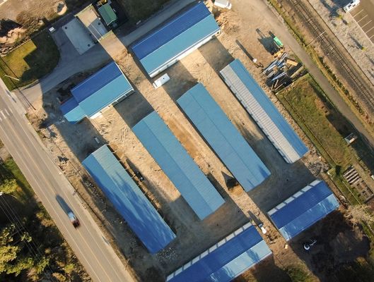 Εργαστήριο χάλυβα σε αποθήκη με παράθυρο από κράμα αλουμινίου και μεταλλικό πλαίσιο από χάλυβα