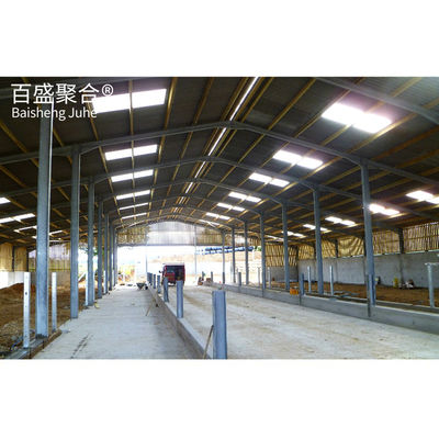 Steel Grade Cow Farm Structure Warehouse Building For Welding And Durable Processing Service Το κτίριο είναι κατασκευασμένο από χάλυβα και είναι γεμάτο με χάλυβα.